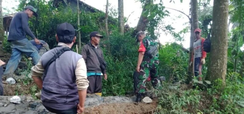 Babinsa Koramil 2209/Lengkong Bersama Warga Laksanakan Karya Bakti Pembangunan Saluran Irigasi