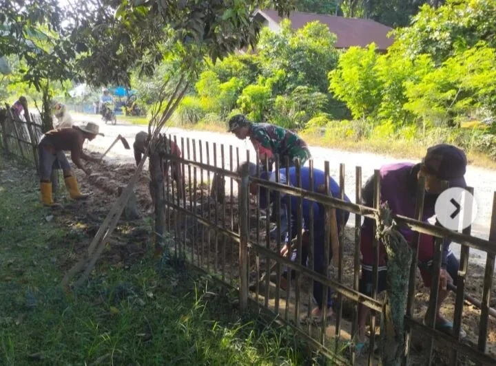 Babinsa Koramil 2215/Ciemas Laksanakan Karya Bakti Pembersihan Lingkungan Di Desa Cibenda
