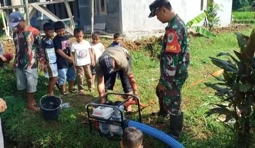 Babinsa Koramil 2205/Kalapanunggal Laksanakan Pendampingan Pengecekan Pompa Air Untuk Dukung Ketahanan Pangan