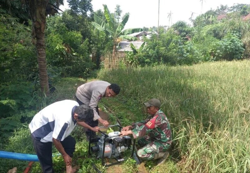 Babinsa Koramil 2207/Jampangtengah Laksanakan Pendampingan Pengecekan Pompa Air Di Desa Padabeunghar