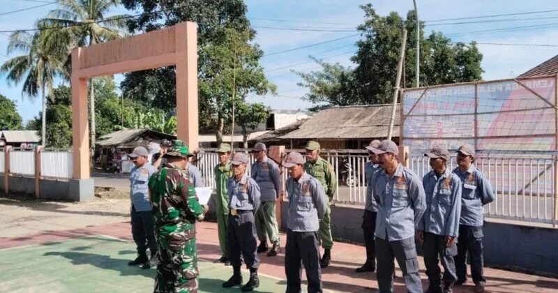 Babinsa Koramil 2215/Ciemas Laksanakan Pembinaan Satlinmas Di Desa Mekarjaya