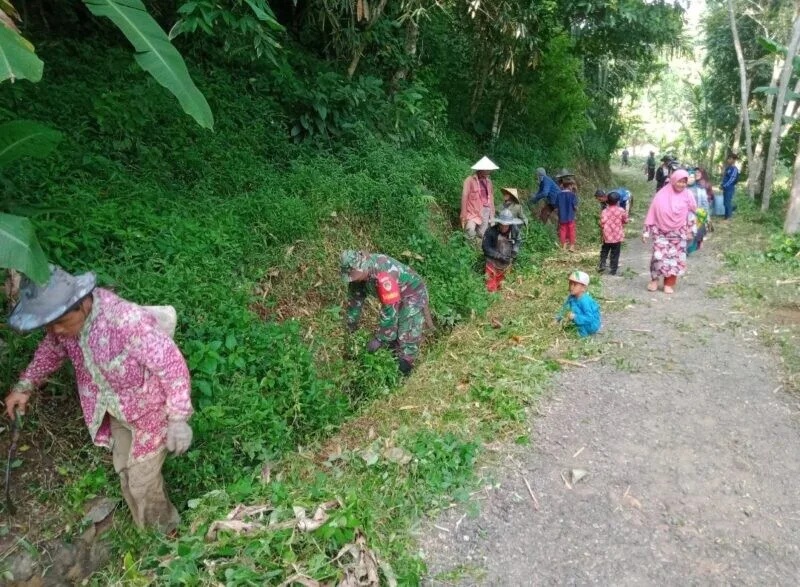 Babinsa Koramil 2209/Lengkong Bersama Warga Laksanakan Karya Bakti Pembersihan Jalan Di Desa Neglasari