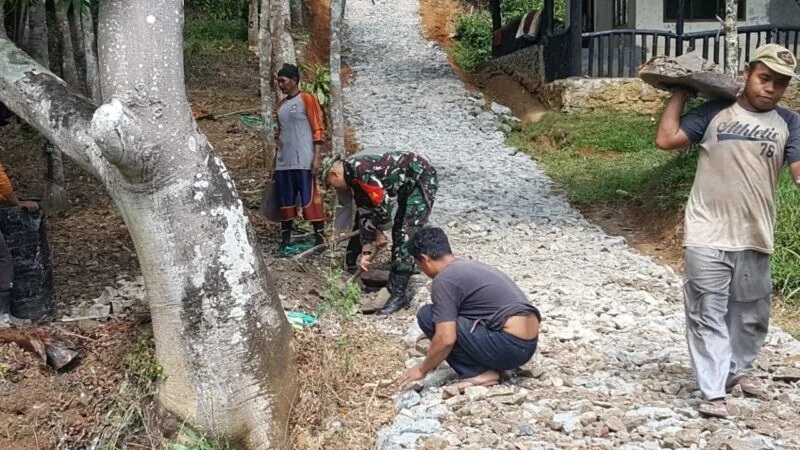 Babinsa Koramil 2209/Lengkong Laksanakan Karya Bakti Perkerasan Jalan Bersama Warga