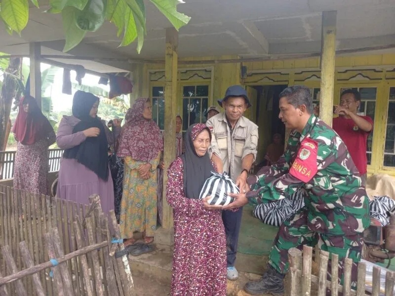 Babinsa Koramil 2213/Jampangkulon Dampingi Penyaluran Bantuan Sembako Untuk Warga Desa Binaan