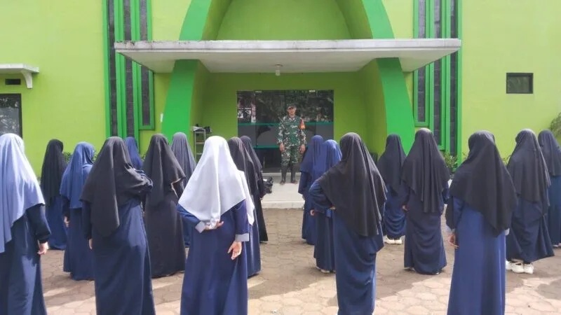 Babinsa Koramil 2208/Nyalindung Berikan Materi PBB kepada Santriwati Yayasan Manda Islam