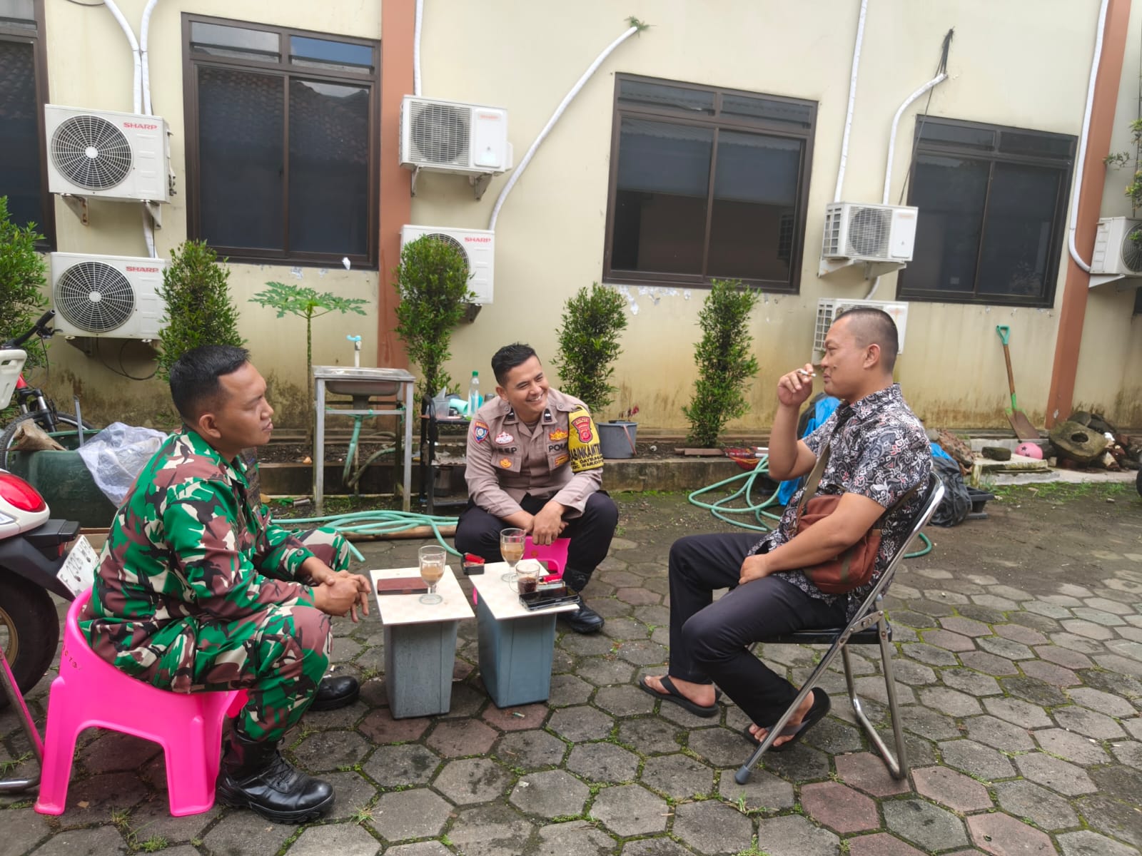 Babinsa Dayeuhluhur Pererat Silaturahmi dan Ajak Warga Jaga Kondusivitas Wilayah