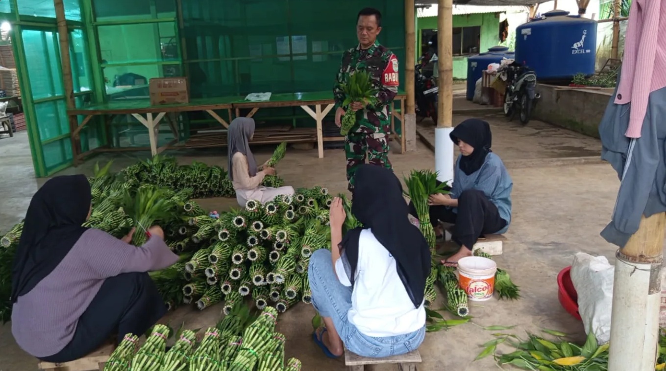 Babinsa Koramil 0607-05 Sukajaya Perkuat Kemanunggalan TNI-Rakyat Lewat Kunjungan ke Sentra Pengrajin Suji