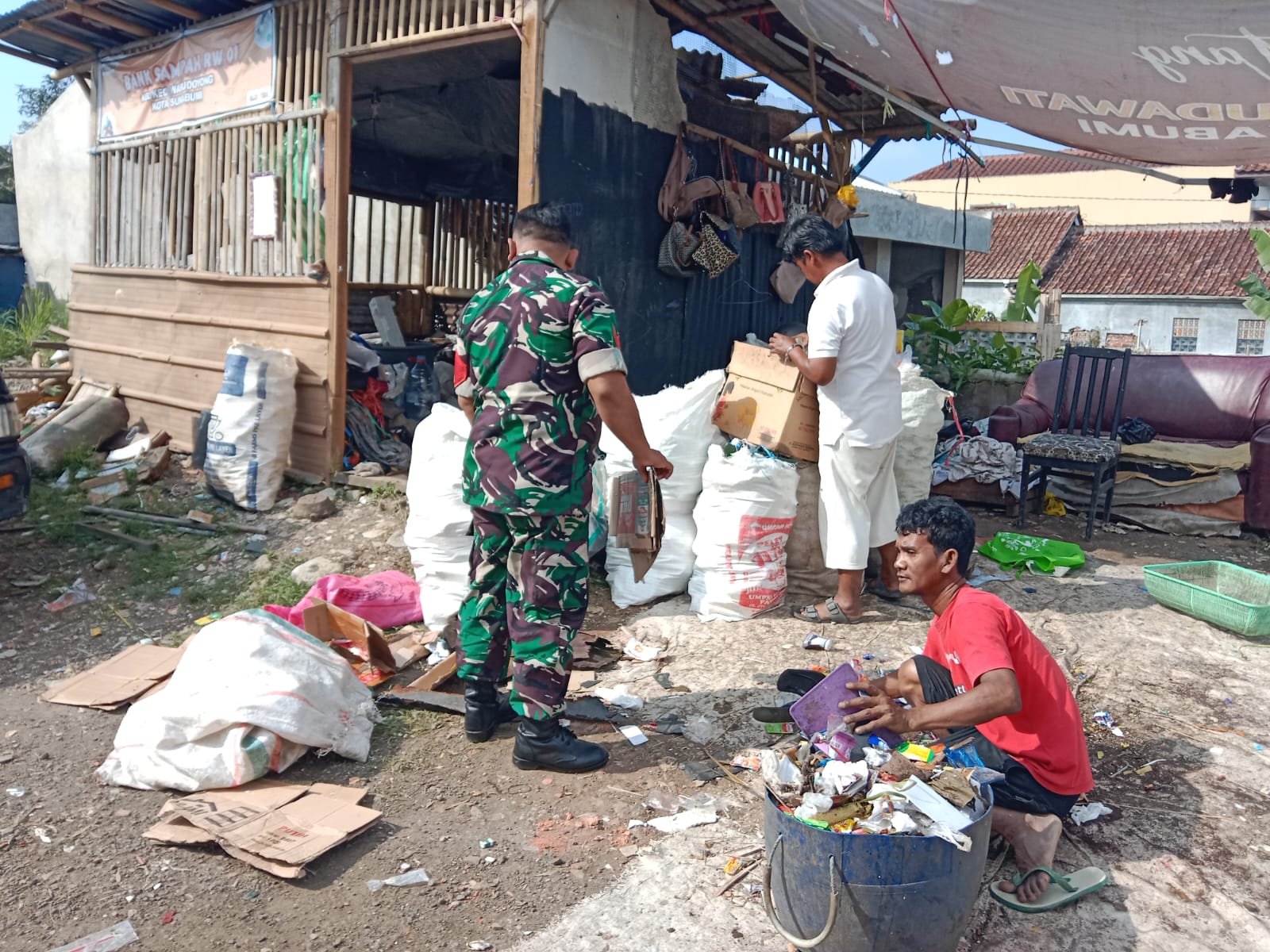 Kopka Ifan Herawan, Babinsa Warudoyong Bersama Warga Gelar Karya Bakti Pemilahan Sampah di Bank Sampah