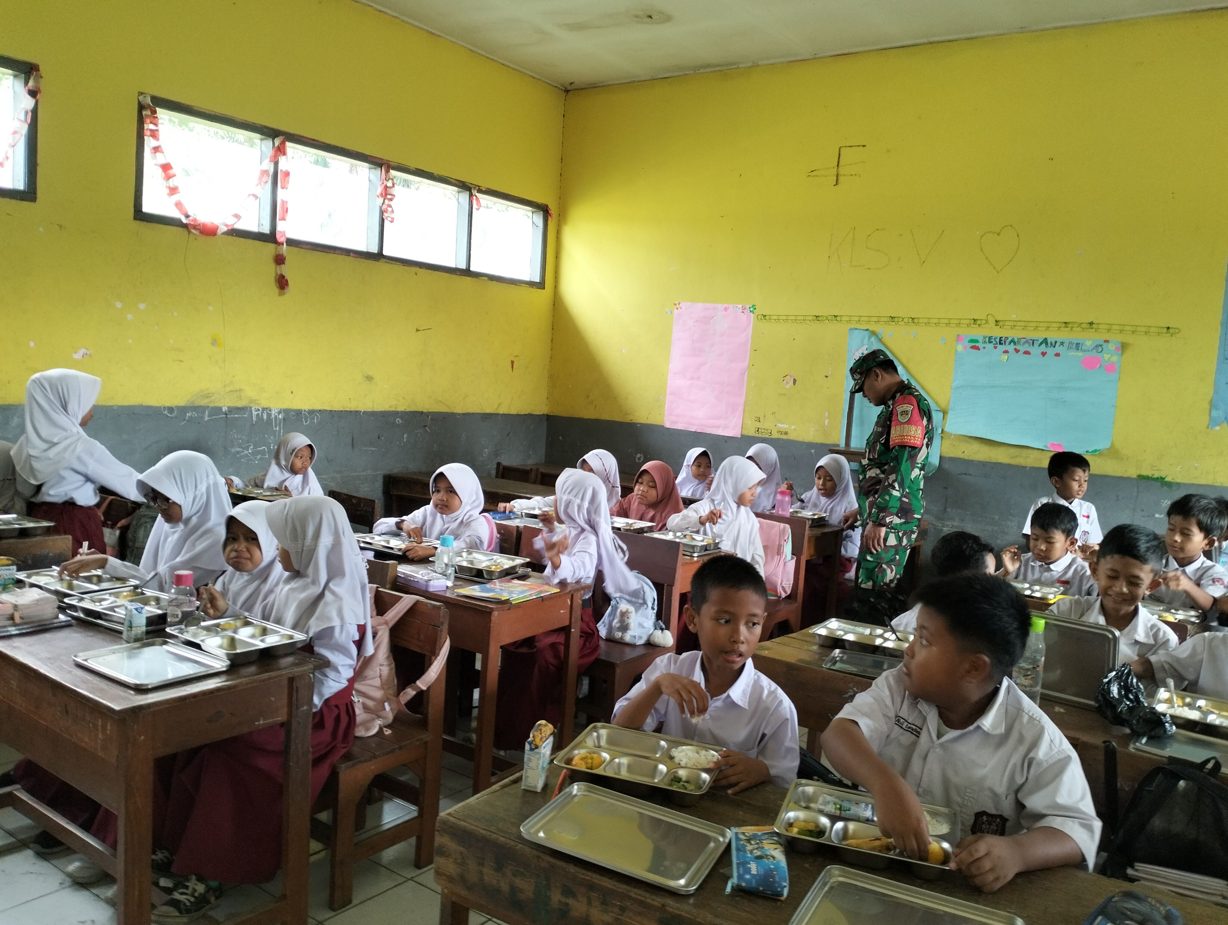 Babinsa Koramil 2404/Majalaya Tinjau Penyaluran MBG di Sekolah Wilayah Binaan