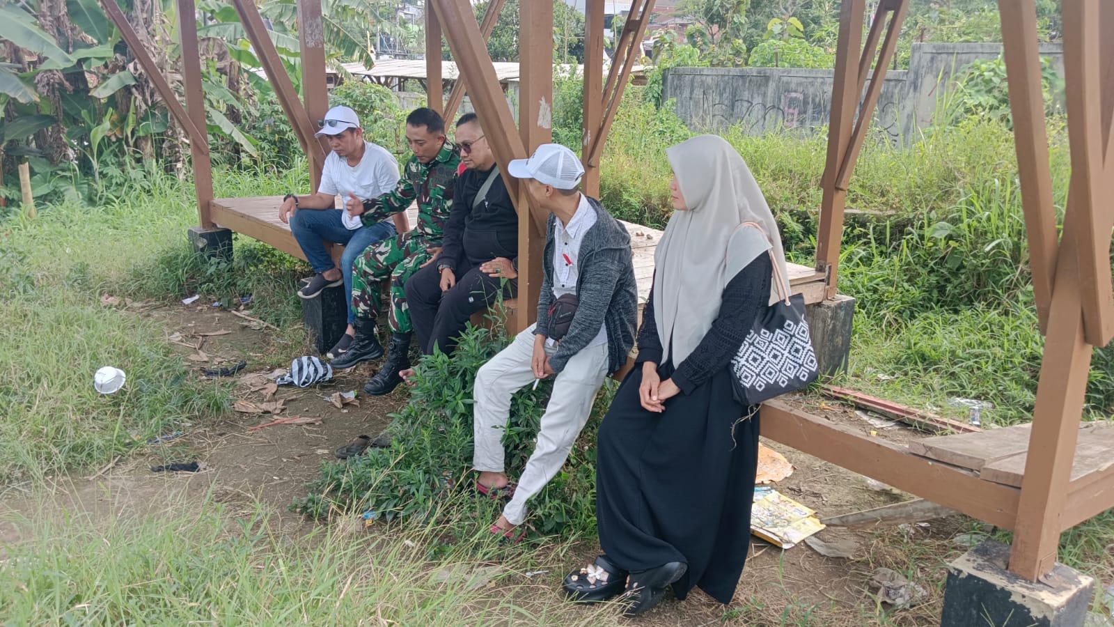 Babinsa Sukakarya Koramil 0607-07/Warudoyong Koordinasi dengan Pengurus KDKMP Sukakarya Bahas Percepatan Pembangunan