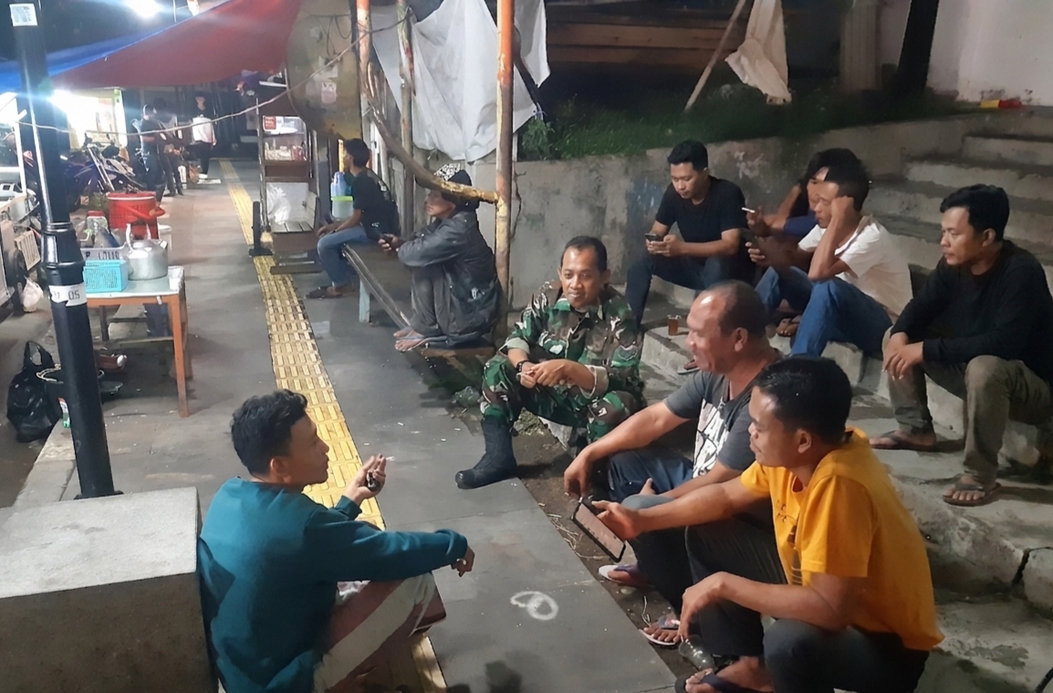 Babinsa Benteng Koramil 0607-07/ Warudoyong Intensifkan Patroli Malam dan Silaturahmi, Ajak Pemuda Aktif Jaga Kamtibmas