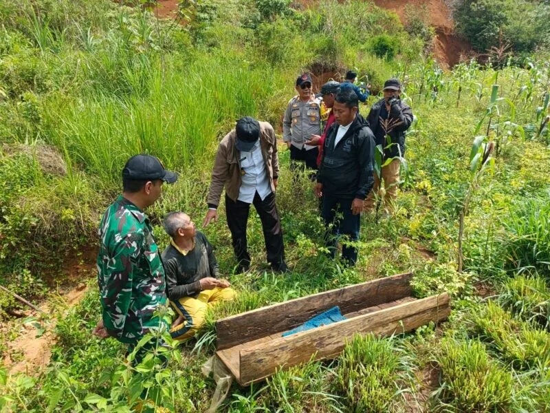 Babinsa Koramil 2209/Lengkong Bersama Forkopimcam Tertibkan Penambangan Ilegal di Aliran Sungai Desa Cilangkap