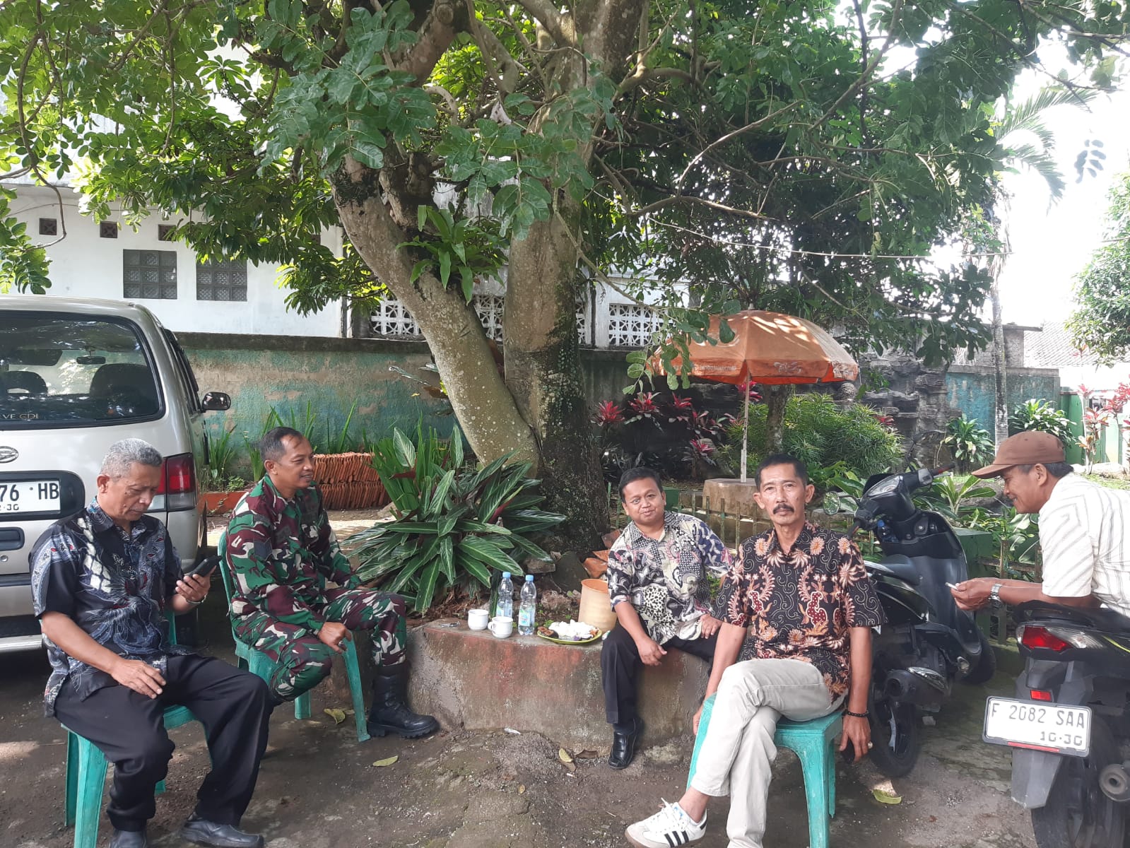 Serma Herman Babinsa Benteng Ajak Warga Tingkatkan Kepedulian Terhadap Kebersihan Lingkungan