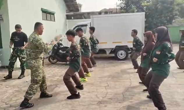 Babinsa Koramil 2404/Majalaya Berikan Pelatihan Beladiri Militer dan Pembinaan karakter kepada Saka Wira Kartika