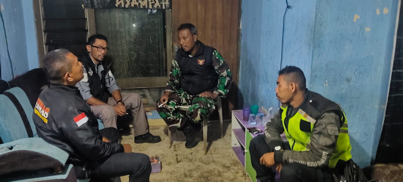 Babinsa Sriwedari Koramil 0607-06/Gunung Puyuh Gelar Komsos dan Patroli Malam, Ajak Warga Tingkatkan Keamanan Lingkungan