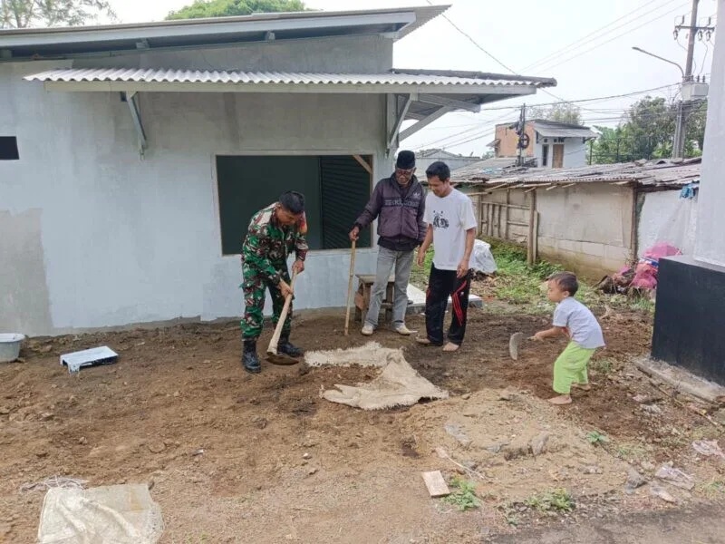 Babinsa Koramil 2206/Parakansalak Laksanakan Karya Bakti Pembersihan Jalan Di Desa Bojongasih
