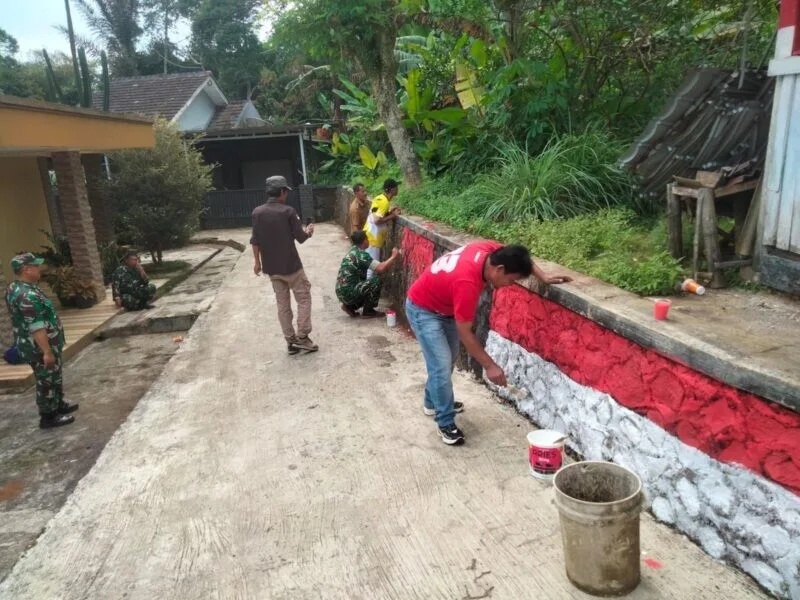 Babinsa Koramil 2208/Nyalindung Bersama Warga Laksanakan Pengecatan Tembok Sambut Lomba Kampung Pancasila