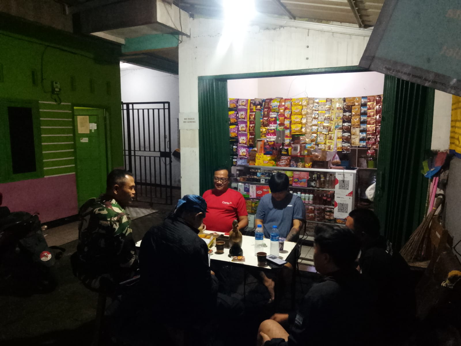 Babinsa Nyomplong Koramil 0607-07/ Warudoyong Intensifkan Silaturahmi dan Patroli Malam, Perkuat Sinergi Keamanan Lingkungan