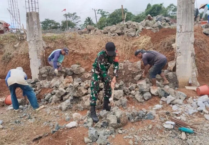 Babinsa Koramil 2209/Lengkong Gotong Royong Bangun TPT Bersama Warga Di Desa Tegallega