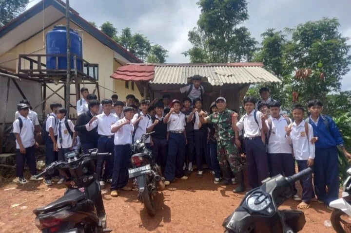 Babinsa Koramil 2210/Pabuaran Berikan Materi Wasbang Kepada Siswa SMPN Pasir Kopeah