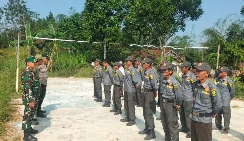 Babinsa Koramil 2207/Jampangtengah Laksanakan Wasbang Dan Pelatihan Linmas Di Desa Neglasari
