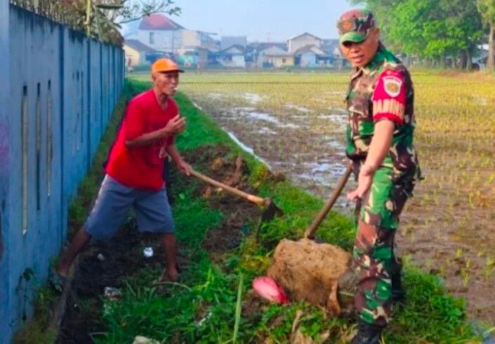 Babinsa Koramil 2206/Parakansalak Laksanakan Karya Bakti Pembersihan Parit Di Desa Parakansalak
