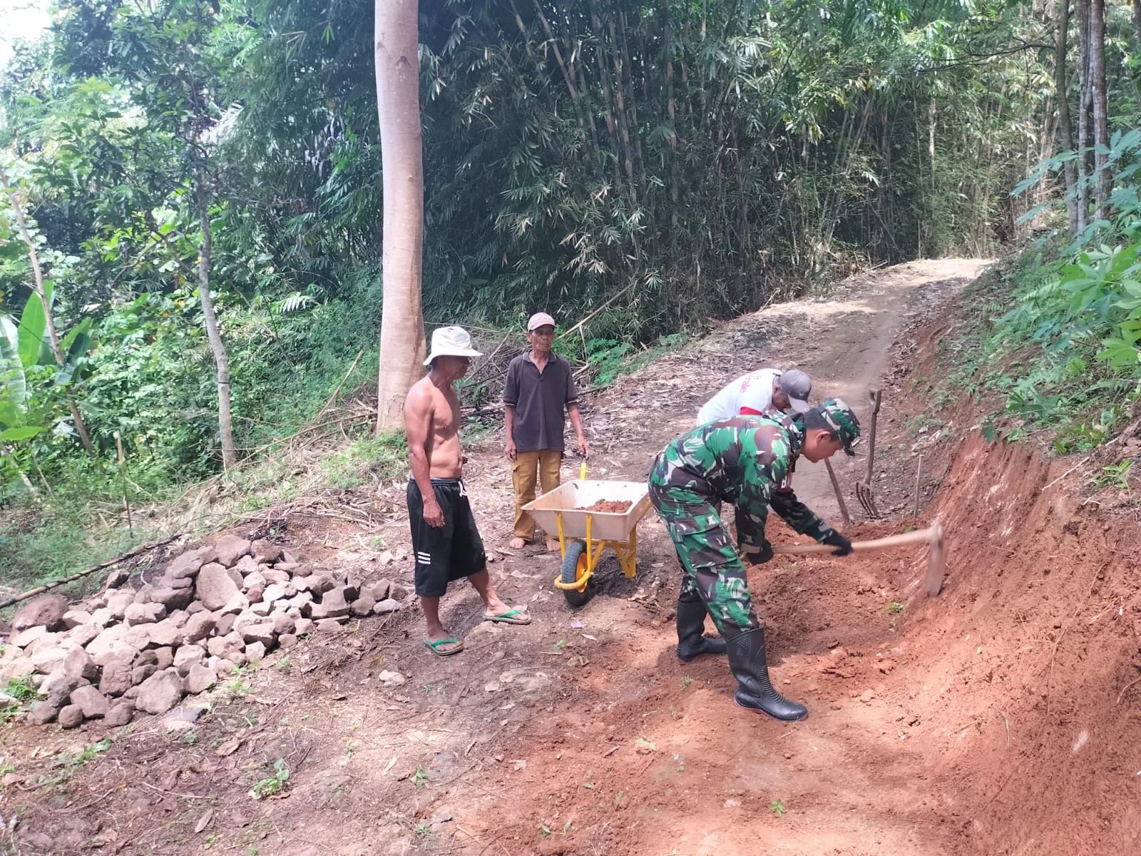 Babinsa Koramil 2211/Sagaranten Laksanakan Karya Bakti Perbaikan Jalan