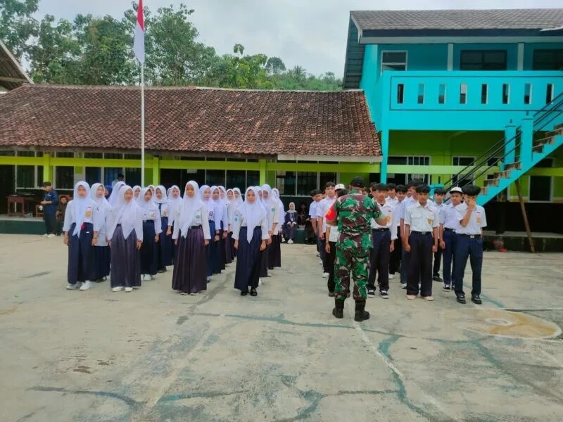 Batituud Koramil 2209/Lengkong Berikan Pembinaan Baris-Berbaris Kepada Siswa MTs Assobandiyah