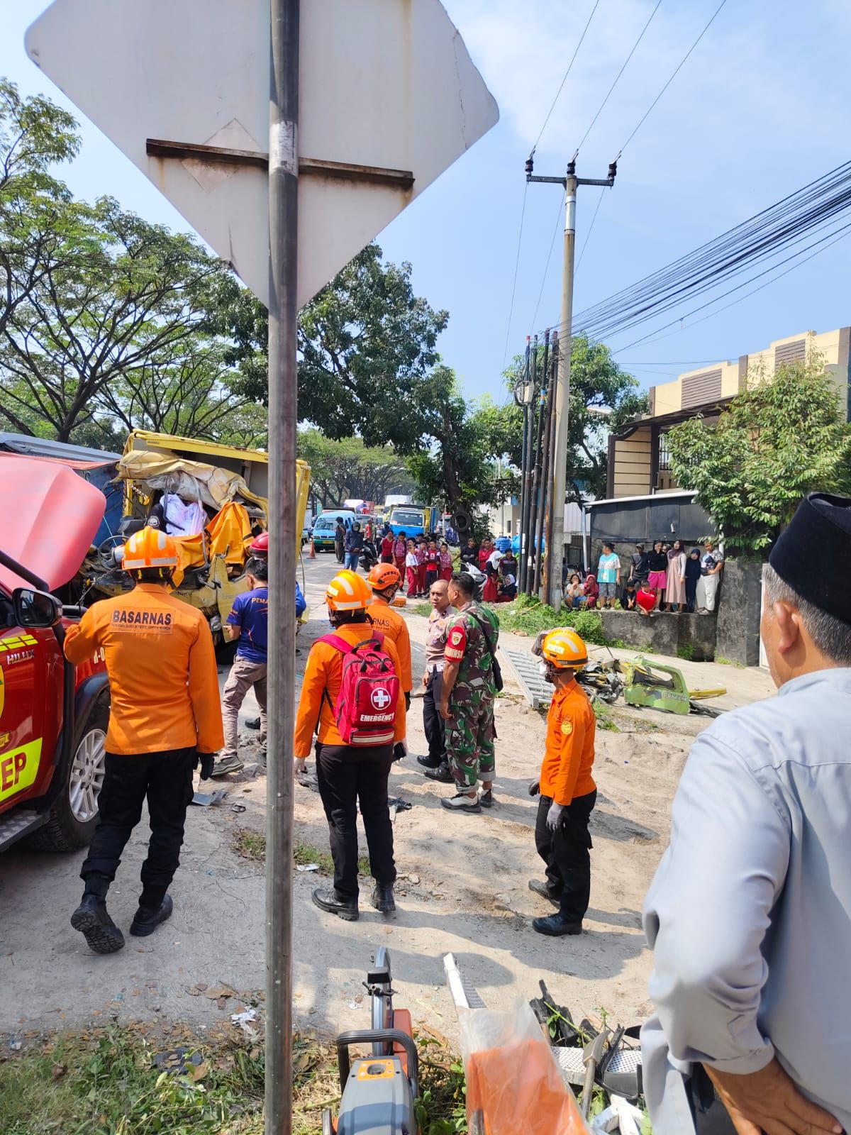 Babinsa Koramil 2402/Cicalengka Serka Maman Suherman Bergerak Cepat Menolong Korban Laka Lantas di By Pass Bandung – Garut
