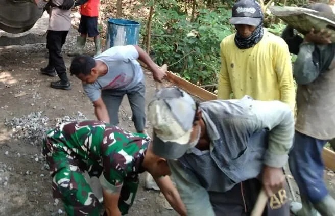 Babinsa Koramil 2202/Palabuhanratu Gotong Royong Laksanakan Pengecoran Jalan Di Desa Tonjong