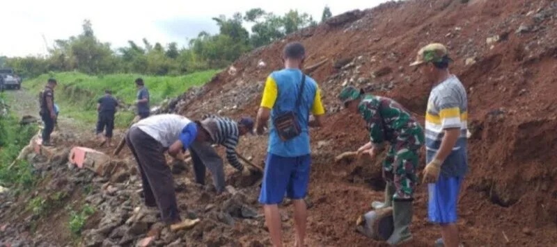 Babinsa Koramil 2209/Lengkong Gotong Royong Bangun TPT Bersama Warga Di Desa Neglasari