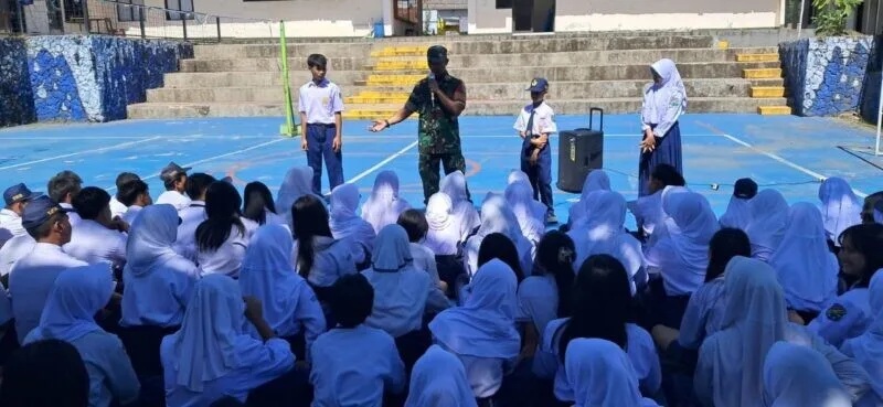 Babinsa Koramil 2207/Jampangtengah Berikan Materi Wawasan Kebangsaan Di SMPN 1 Jampangtengah