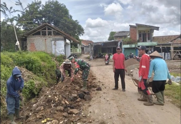 Babinsa Koramil 2210/Pabuaran Laksanakan Karya Bhakti Bersama Masyarakat di Desa Ciwalat