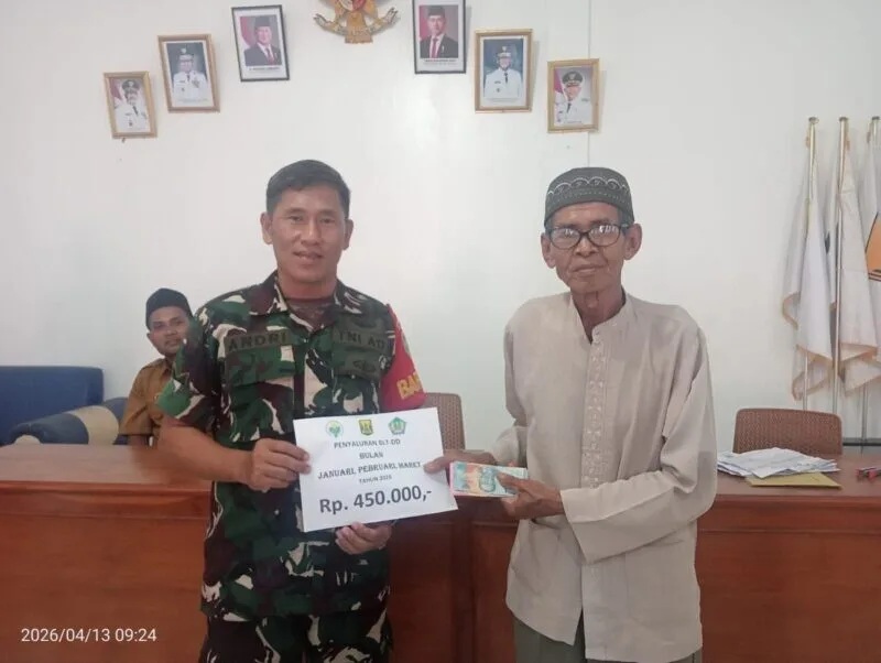 Babinsa Koramil 2213/Jampangkulon Dampingi Penyaluran BLT Di Desa Nagraksari