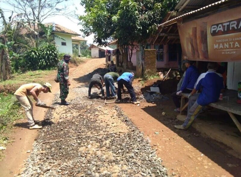 Babinsa Koramil 2211/Sagaranten Laksanakan Karya Bakti Perbaikan Jalan Di Desa Cibarebeg