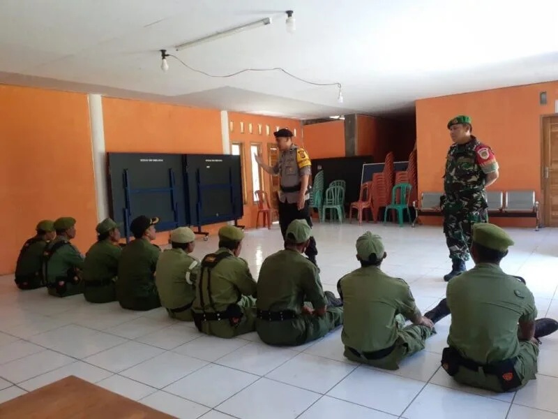 Babinsa Koramil 2212/Tegalbuleud Berikan Pembinaan Wawasan Kebangsaan Kepada Anggota Linmas
