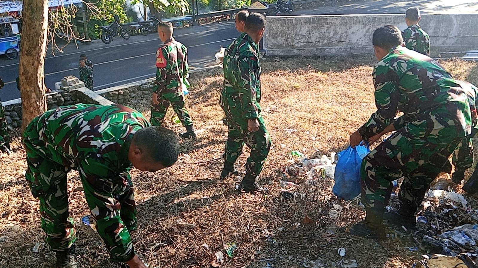 Dandim 1614/Dompu Turun Langsung Pimpin Aksi Bersih Sampah Plastik, Wujud Nyata Kepedulian Lingkungan