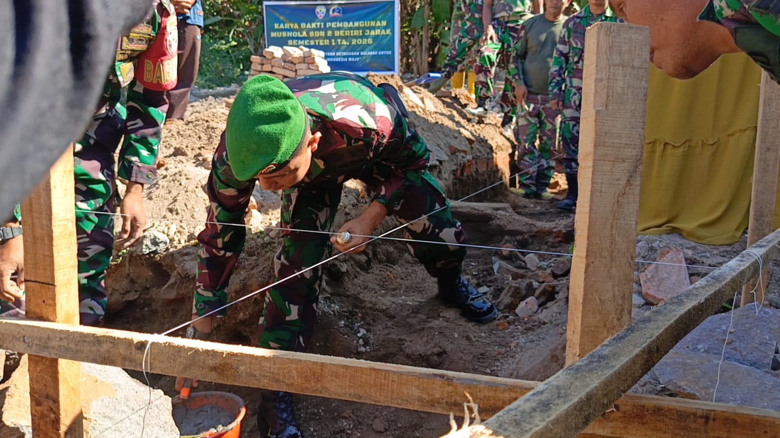 Dandim 1615/Lombok Timur Letakkan Batu Pertama Musholla SDN 2 Beriri Jarak, Perkuat Pembinaan Karakter Generasi Muda