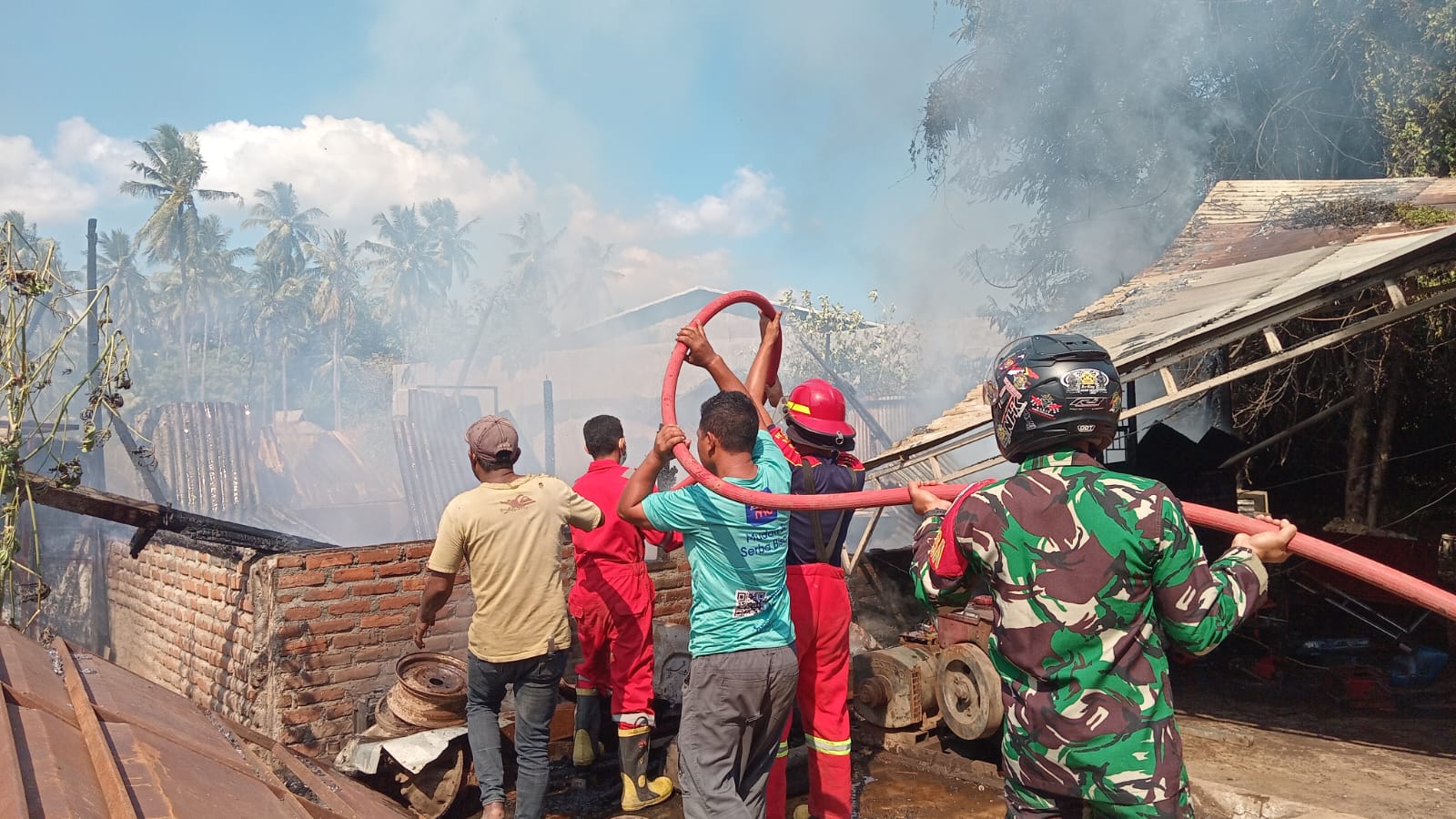 Respons Cepat Babinsa Kodim 1624/Flotim dalam Penanganan Kebakaran Bengkel Las di Lewoleba Utara