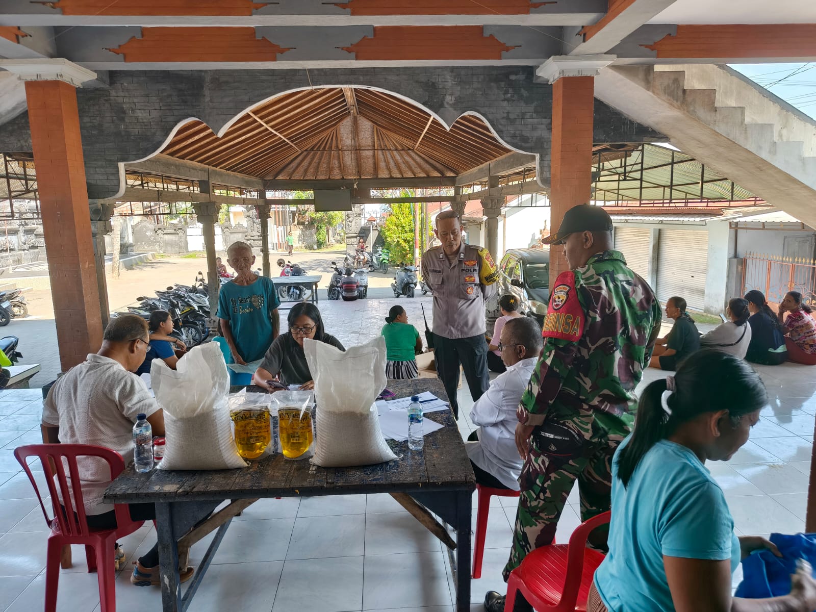 Pastikan Tepat Sasaran, Babinsa Sarimekar Amankan Distribusi Beras Bulog dan Minyak Kita