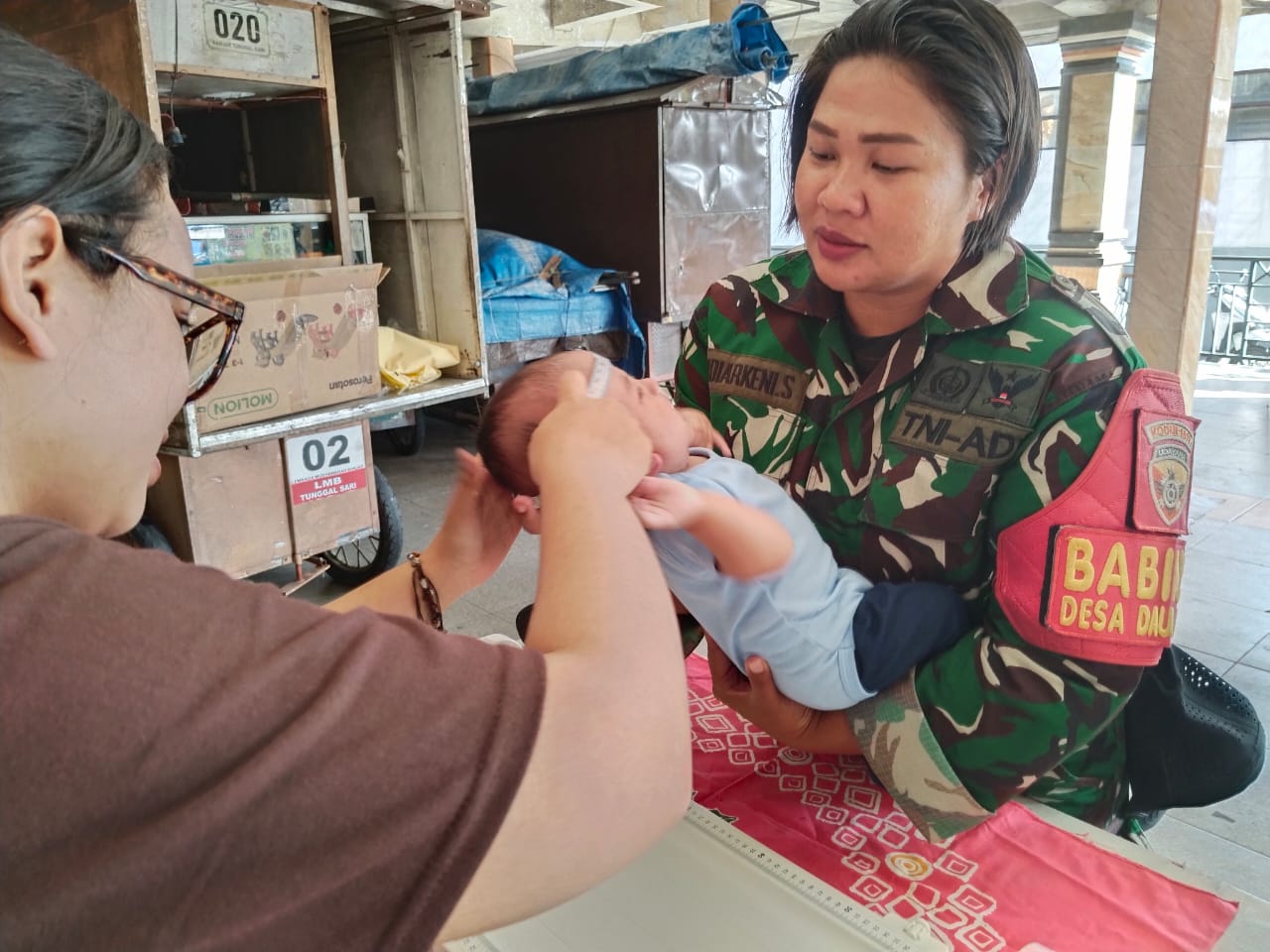 Dekat dengan Rakyat, Babinsa Dauh Peken Aktif Bantu Pelayanan Posyandu Balita dan Lansia