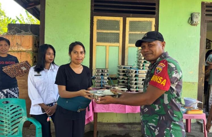Babinsa Koramil 1624-01/Larantuka Pastikan Program Makanan Bergizi Gratis Tepat Sasaran