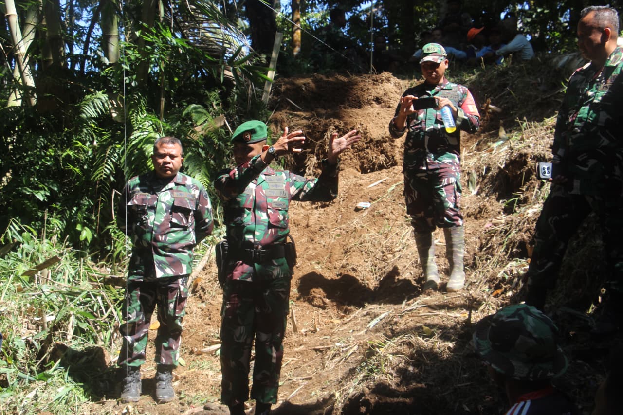 Dandim 1615/Lombok Timur Tinjau Gotong Royong Pembuatan Jembatan Aramco di Desa Pesanggrahan
