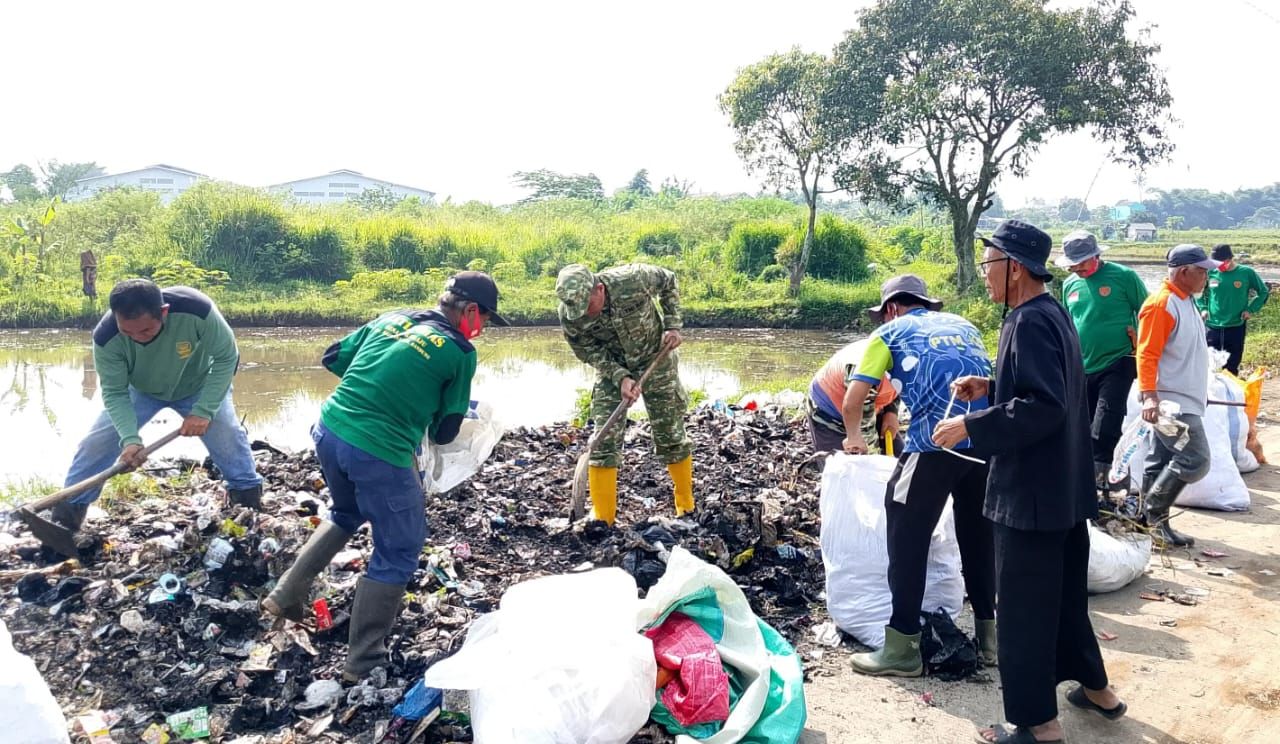 Babinsa Desa Sukamaju Koramil 2404/Majalaya Laksanakan Jum'at Bersih Penanganan Sampah Liar Bersama Desa Siaga