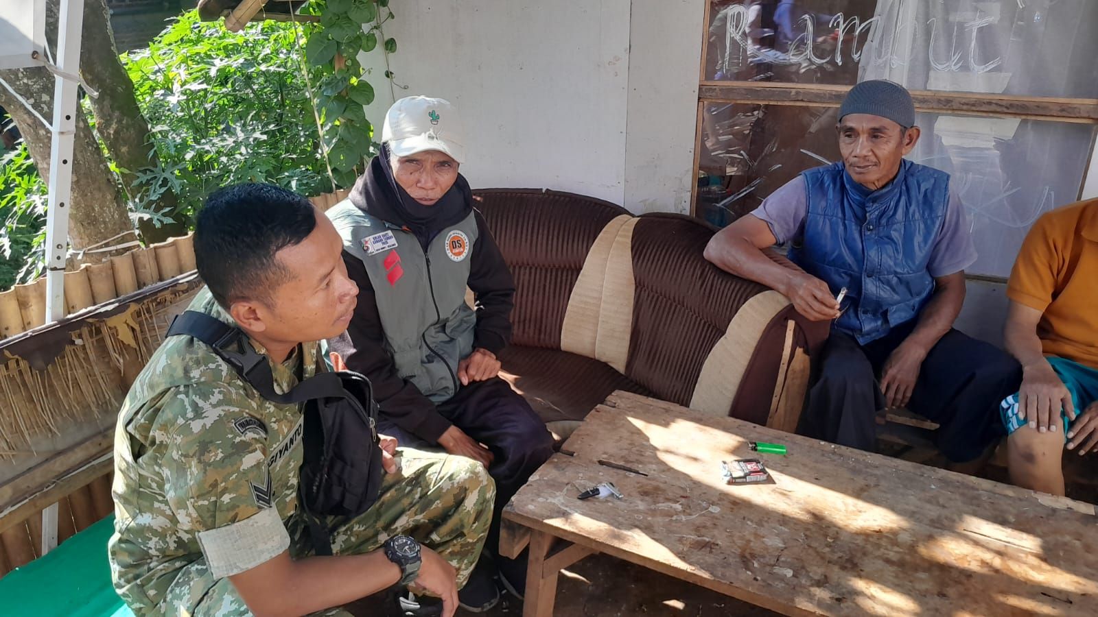 Babinsa Desa Dampit Sertu Sugianto Anggota Koramil 2402/Cicalengka Ngadu Bako Bersama Warga Masyarakat