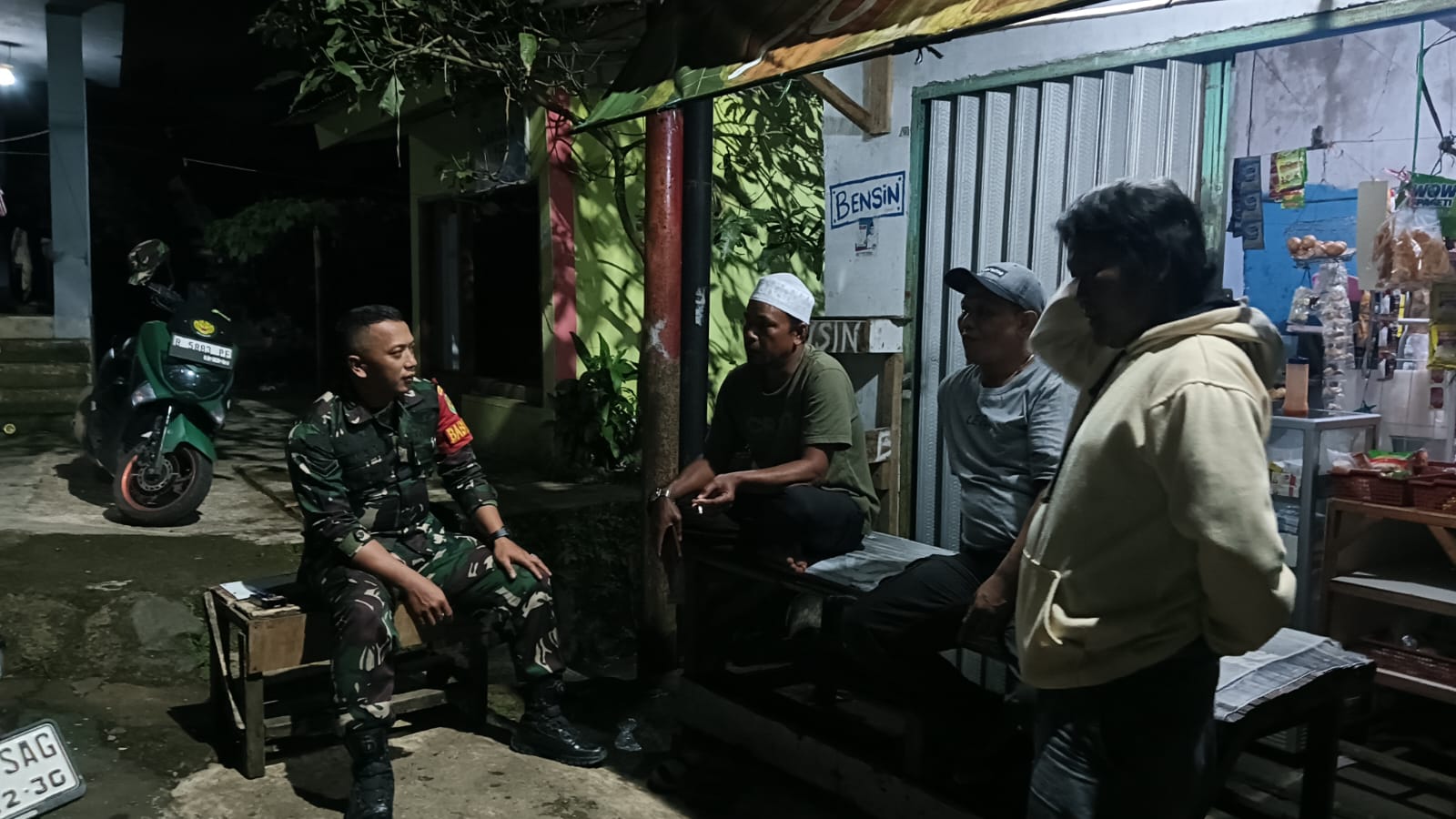 Babinsa Karangtengah Koramil 0607-06/Gunungpuyuh Perkuat Silaturahmi dan Keamanan Lewat Komsos Malam
