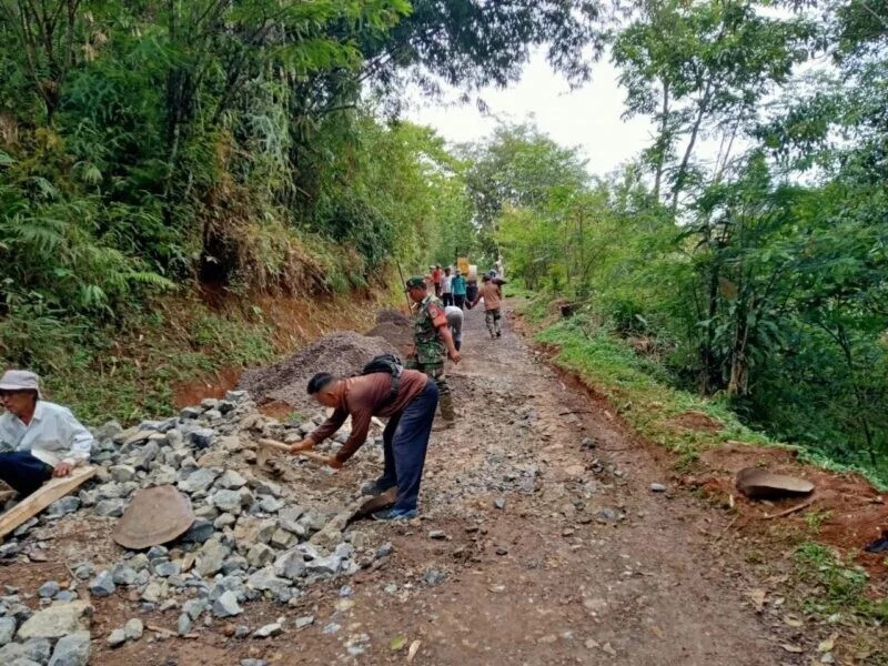 Babinsa Koramil 2207/Jampangtengah Bersama Warga Laksanakan Karya Bakti Pembersihan Jalan Desa