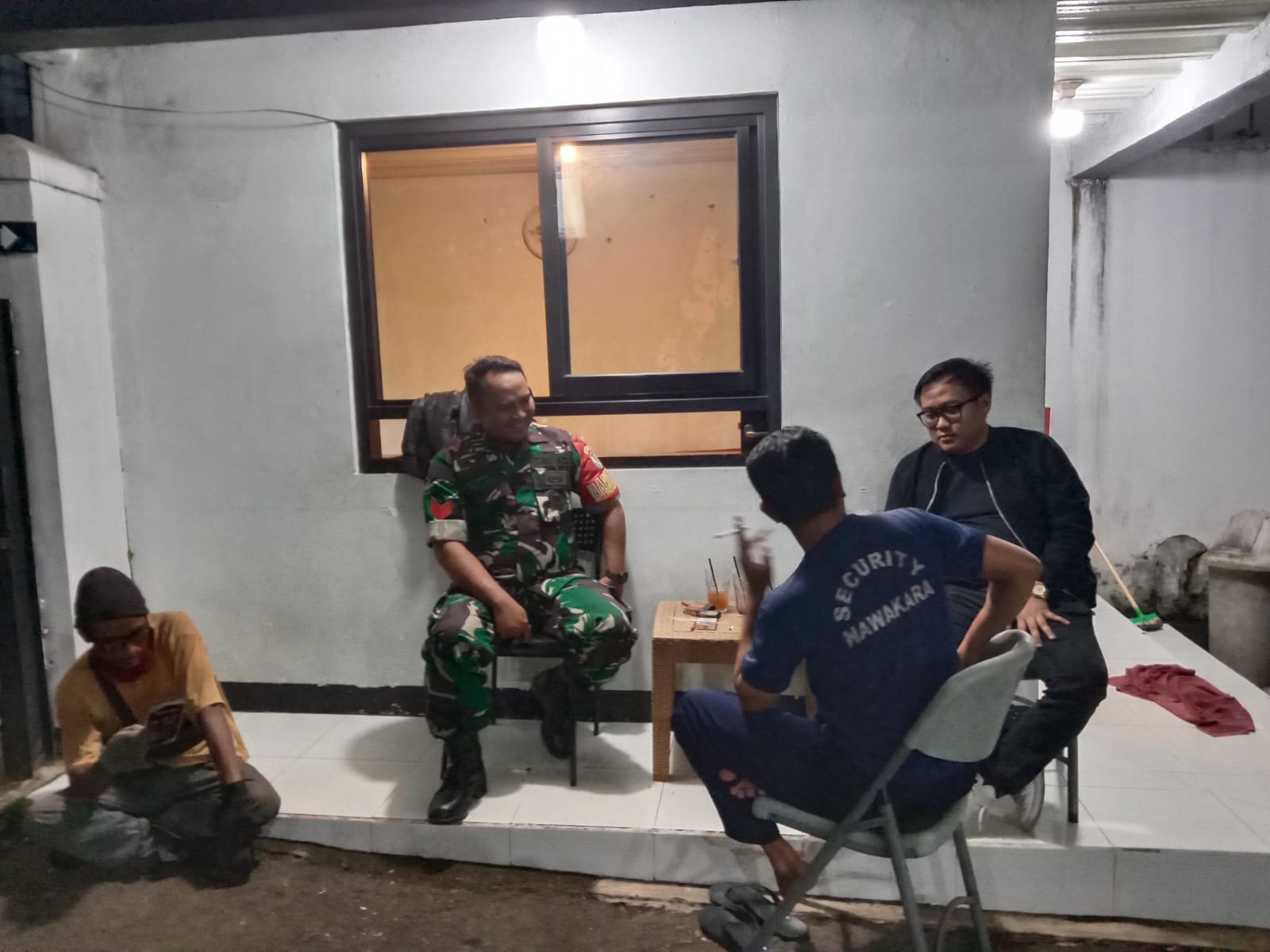 Kopka Ifan Herawan Babinsa Warudoyong Gelar Komsos dan Patroli Malam, Ajak Warga Jaga Keamanan Lingkungan