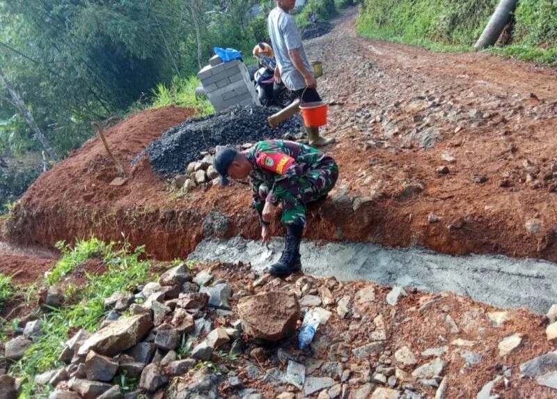 Babinsa Koramil 2209/Lengkong Bersama Warga Laksanakan Karya Bakti Pembangunan TPT Jalan Di Desa Cilangkap