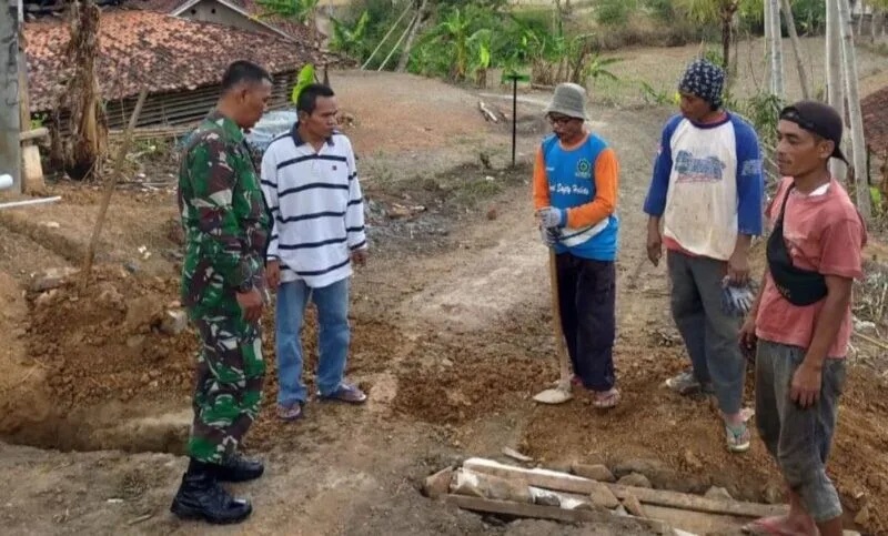 Babinsa Koramil 2211/Sagaranten Bersama Warga Laksanakan Karya Bakti Perbaikan Gorong-Gorong